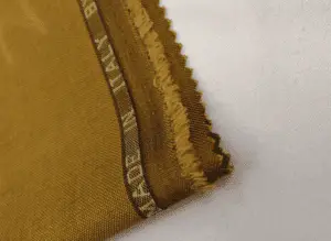 La lisière d'un tissu, qui permet aussi au fabricant de mettre des infos