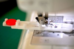 Le pied à boutonnière en place