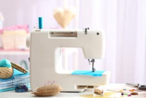 Une première machine à coudre en cadeau de Noël ou d'anniversaire, pas mal, non ?
