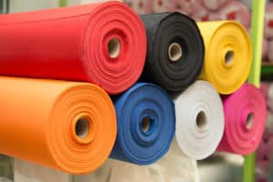 Des rouleaux de tissus de toutes les couleurs