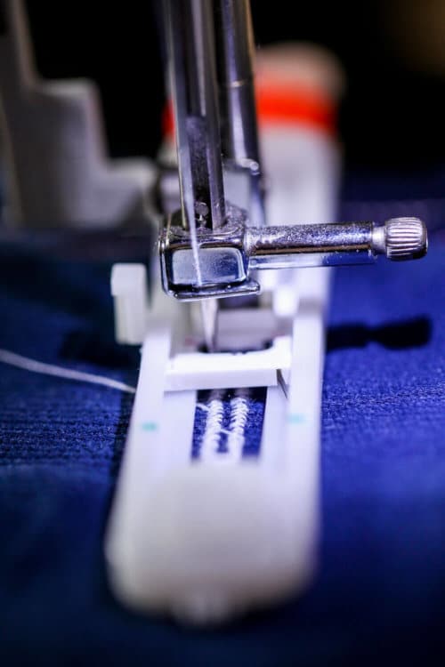 Le pied à boutonnière est installer, on peut commencer la couture