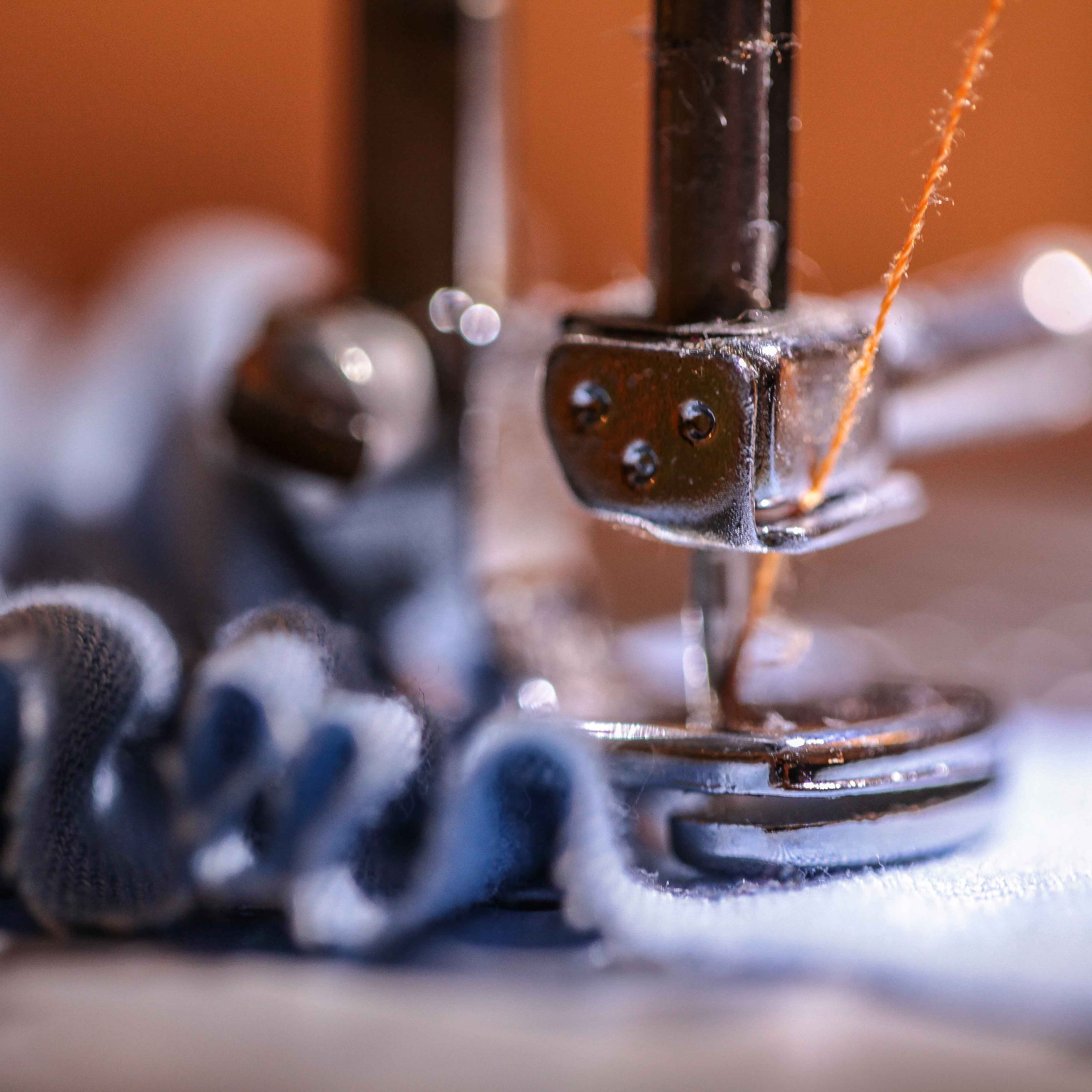 Le pied fronceur (ou à fronces) permet de fabriquer des fronce automatiquement ! C'est magique !