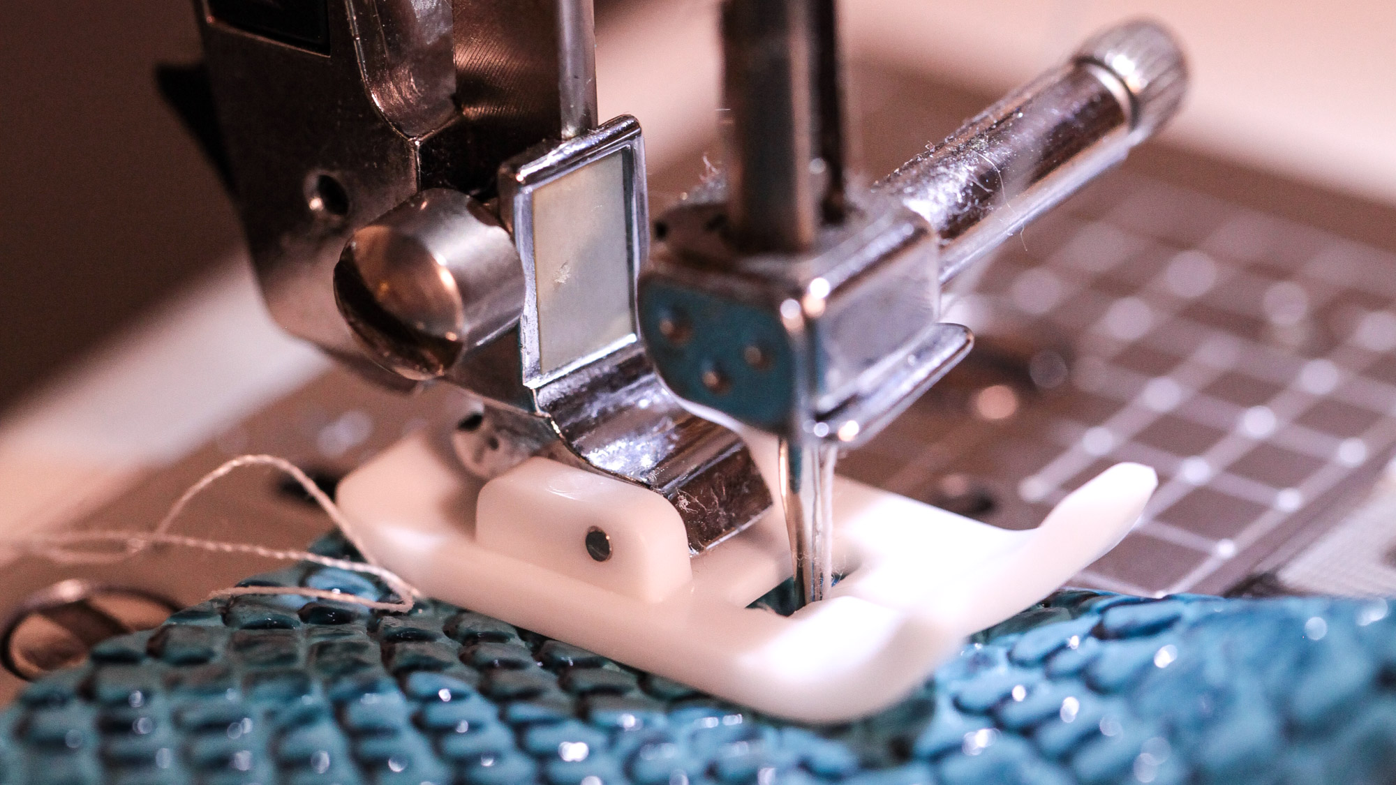 Petite Fille Apprenant à Coudre Avec Un Kit De Couture Pour Enfants