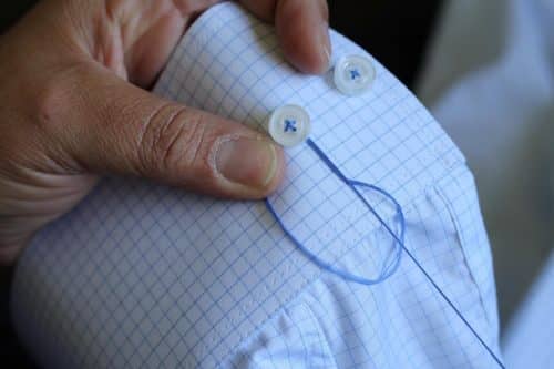 Coudre un bouton de chemise, et personnaliser ses vêtements n'a jamais été aussi simple