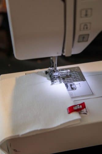 Couture de la ceinture à la machine à coudre, avec le point élastique