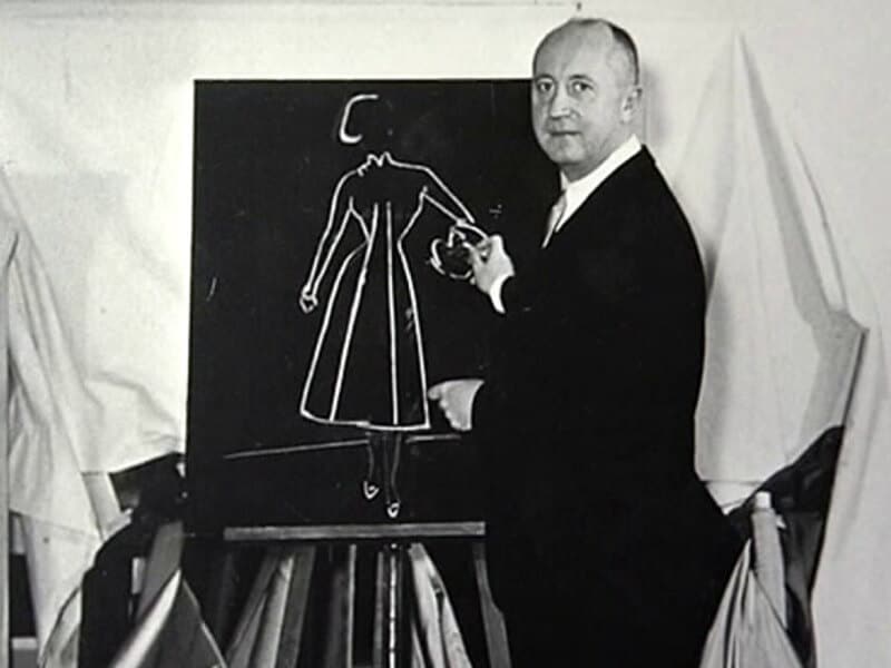 Christian Dior dessinant une robe à la craie