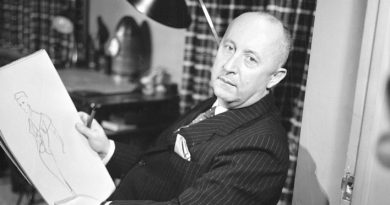 Christian Dior dessinant au crayon