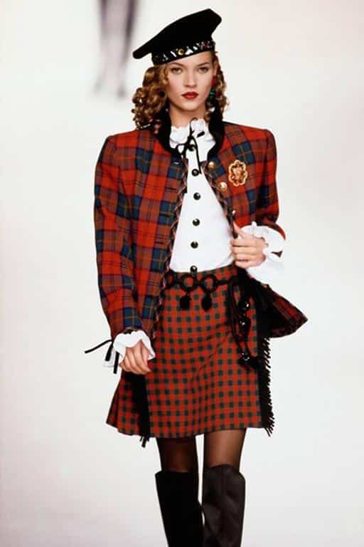 Kate Moss défile pour Yves Saint Laurent dans une tenue au motif tartan.