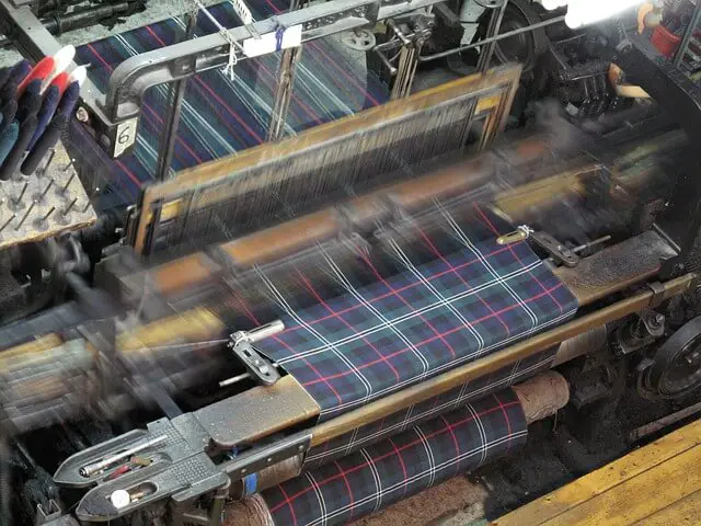 Le tissu tartan est tissé mécaniquement