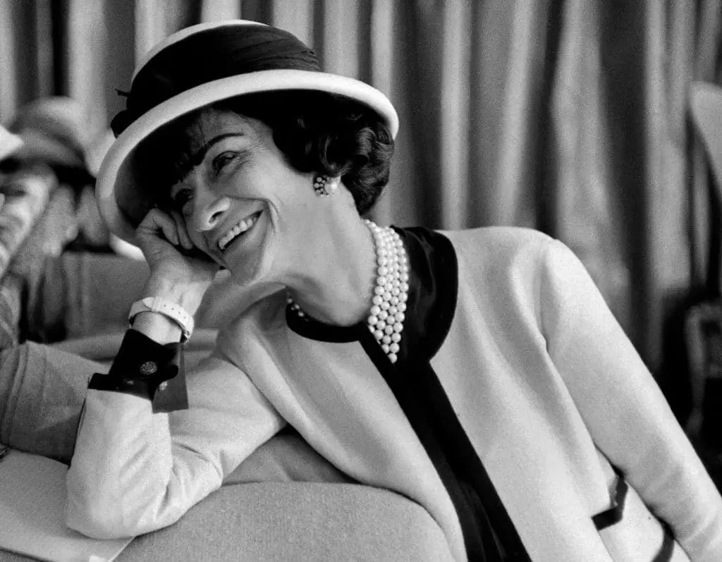 Gabrielle Coco Chanel dans les années 50.