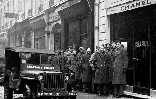 Des militaires devant la boutique Chanel à Paris