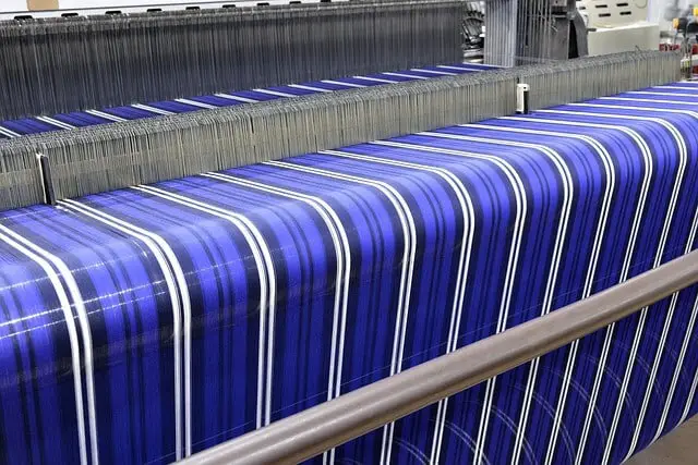 Tissage du tissu bio, dans une usine