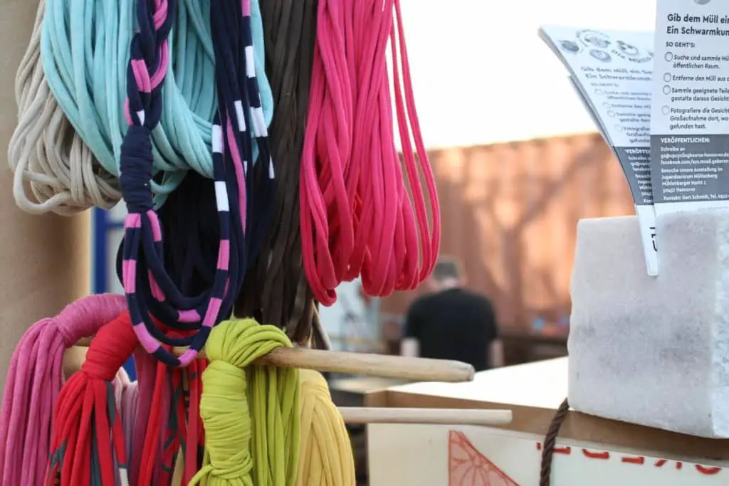 Upcycling fait à partir de t-shirts usagés