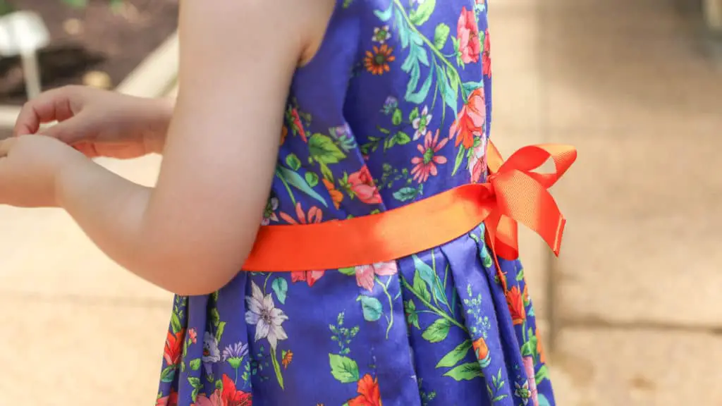 Détail de la robe fleurie pour enfant