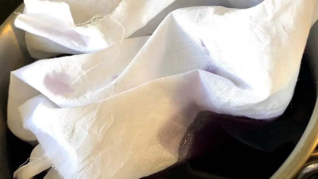 On baigne le tissu dans un "mordant"