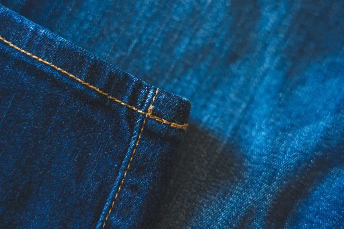 Détail d'une couture sur du denim