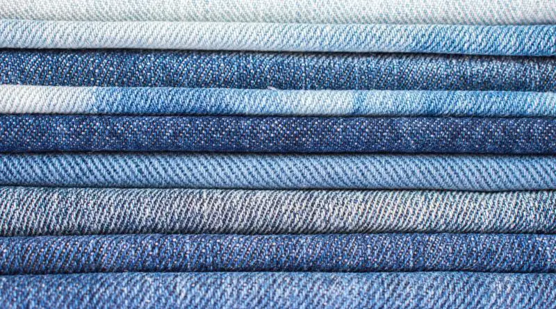 Pile de tissu denim, à coudre !