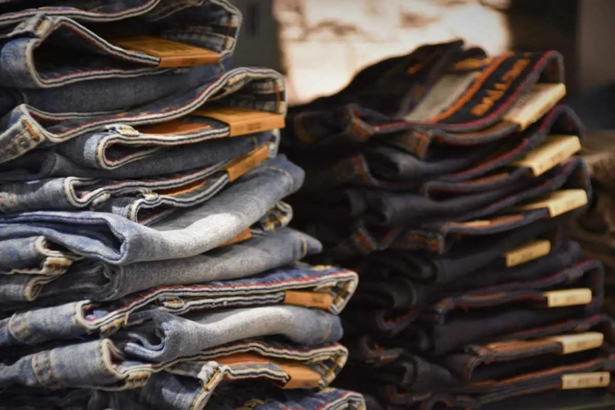 Pile de pantalon en jean's dans une boutique
