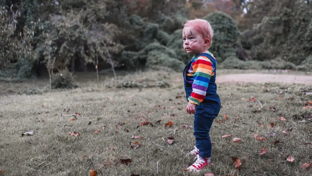 Une petite salopette et un pull bariolé, et votre enfant sera effrayant !