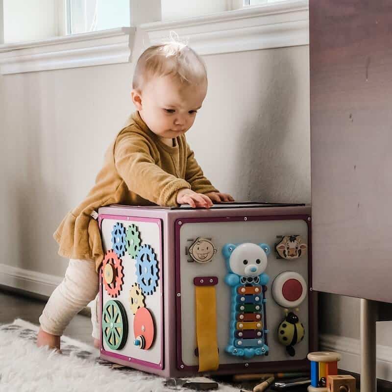Enfant jouant avec un cube d'inspiration Montessori
