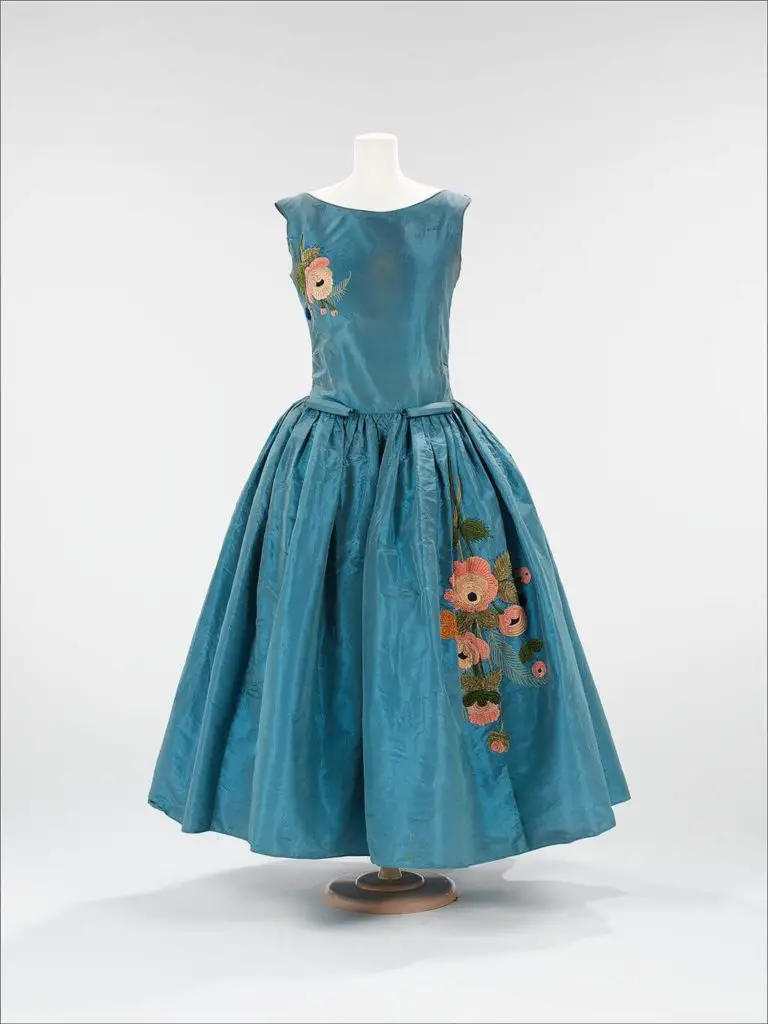 Une robe bleue pour enfant cousue par Jeanne Lanvin