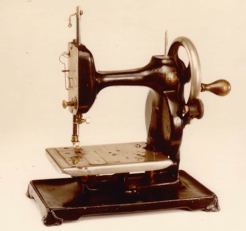 Machine à coudre de la marque Japonaise Pine Sewing Company, 1er nom de Janome