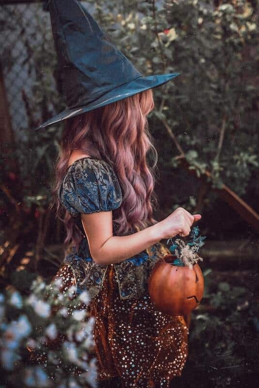 Petite sorcière d'Halloween, prête à aller chercher des bonbons.