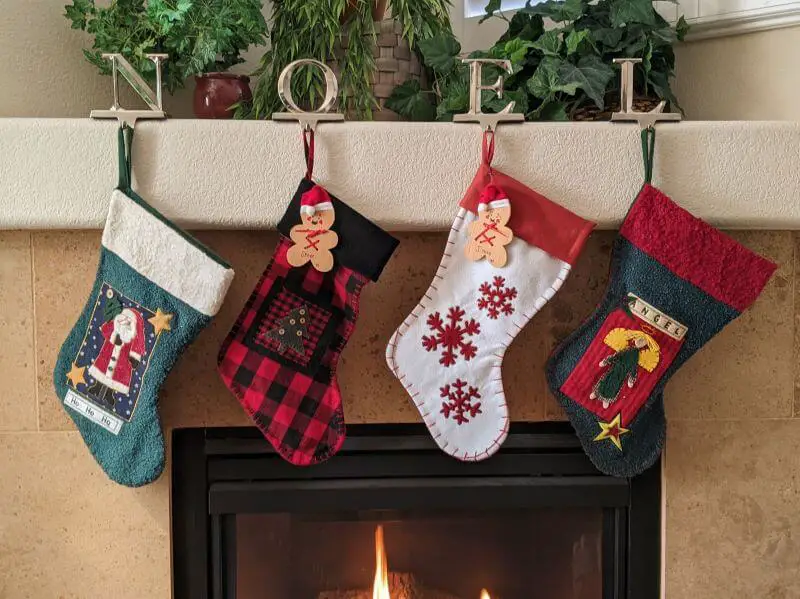 Des chaussettes de Père Noël pour décorer sa cheminée et les remplir de cadeaux !