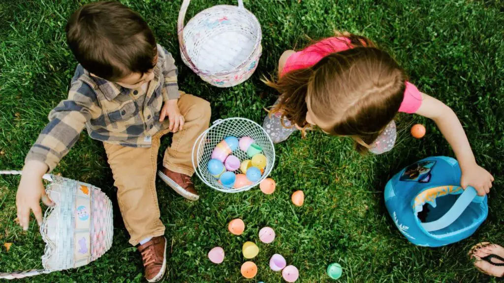 Cousez ce petit sac pour les oeufs de Pâques avec vos enfants.