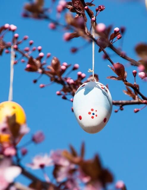 Accrocher des décorations cousues pour Pâques, la bonne idée !