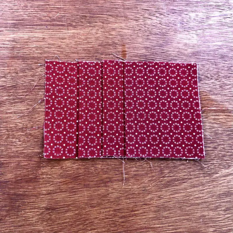 La bande de tissu est repliée pour former le porte-cartes