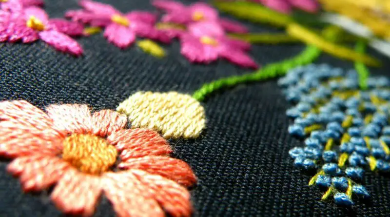 Broderies de fleurs sur toile noire