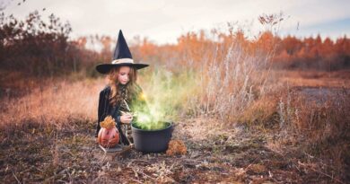Une petite sorcière prépare une potion magique pour Halloween