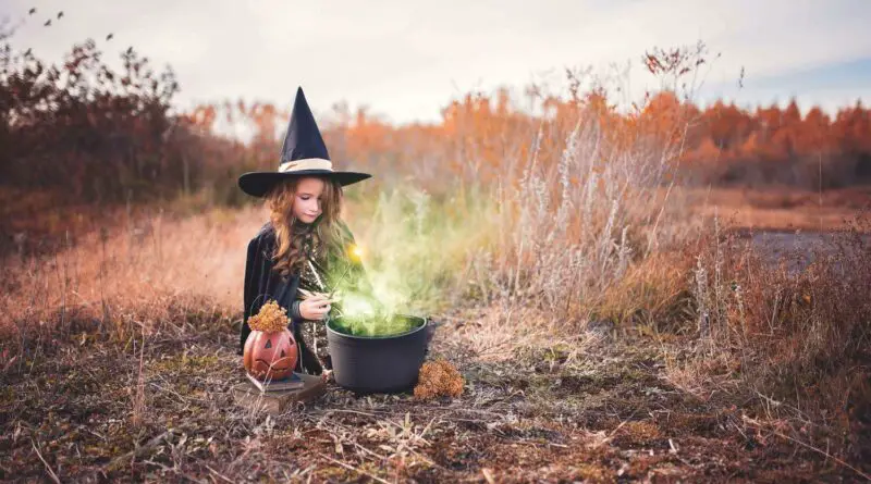 Une petite sorcière prépare une potion magique pour Halloween