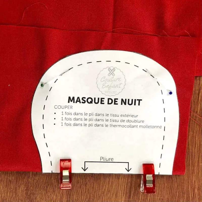 La pièce de patron est positionnée sur le pli du tissu