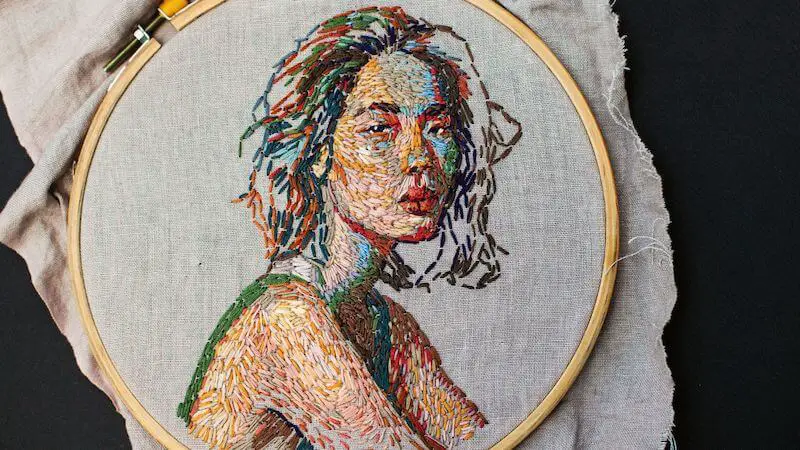 Broderie d'une femme