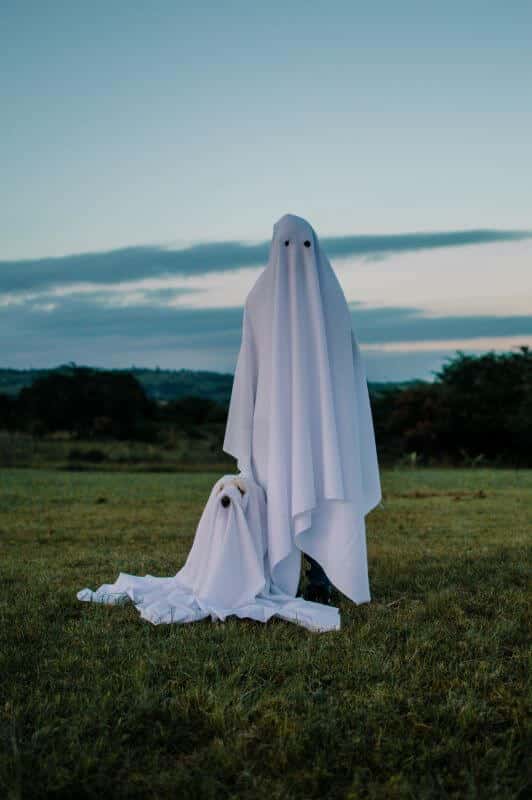 Un drap blanc en guise de déguisement de Fantôme