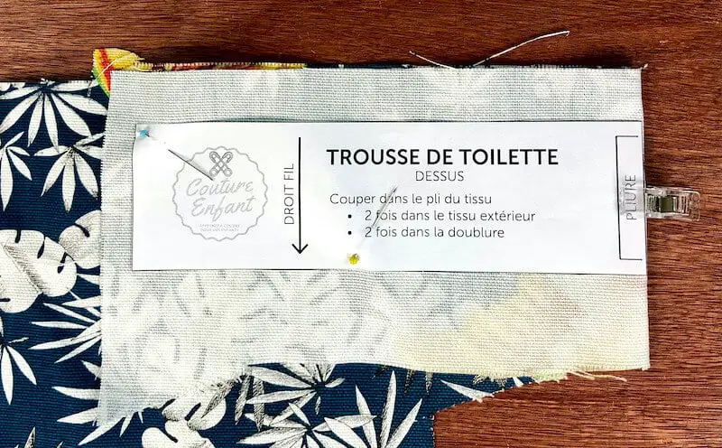 La découpe des pièces du dessus de la trousse de toilette