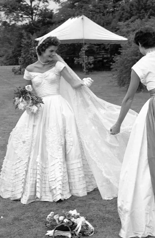 Jacqueline Kennedy dans sa robe de mariée, confectionnée par Ann Lowe