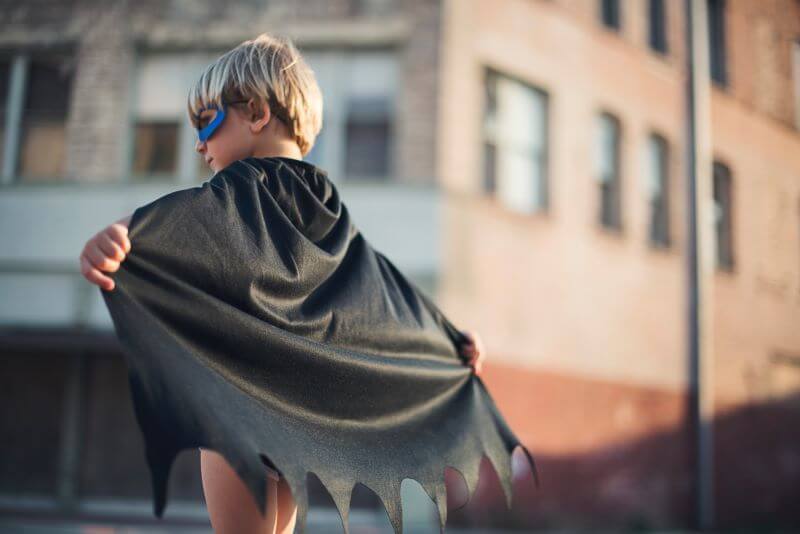 Un costume de chevalier ou de super héros, c'est très simple à coudre !