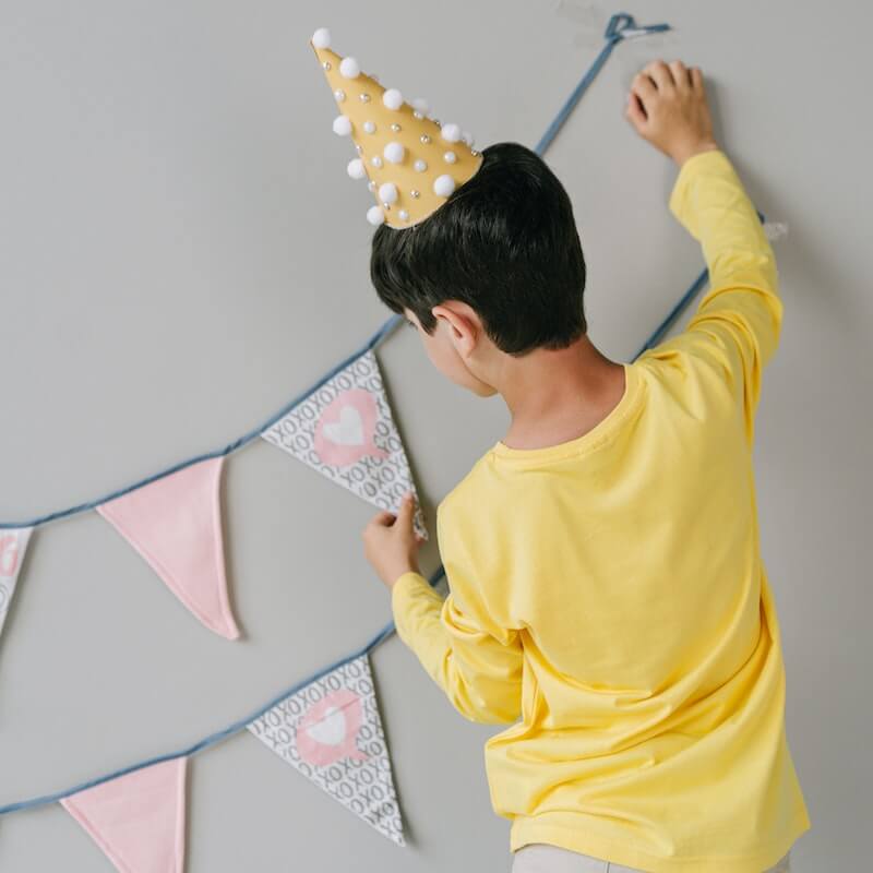 Pour décorer une maison lors d'un anniversaire, la guirlande de fanions est idéale