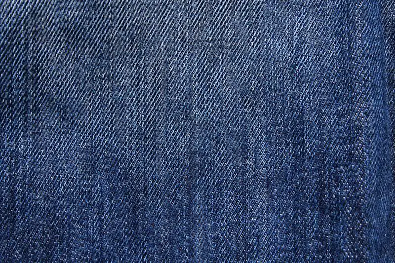 Le denim est à l'honneur pour la couture de vêtement pour enfants