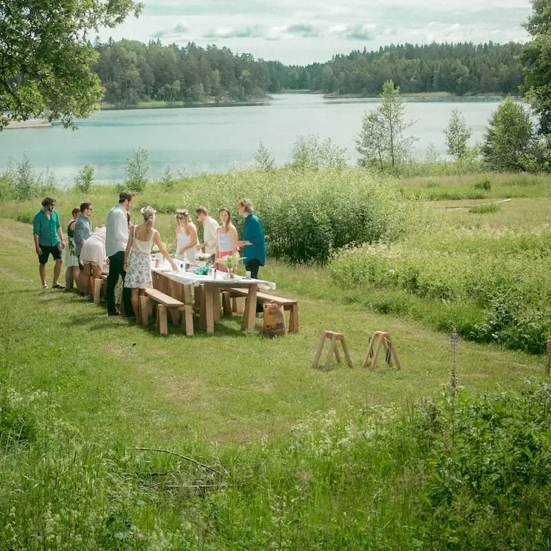 Famille faisant un picnic dans la nature