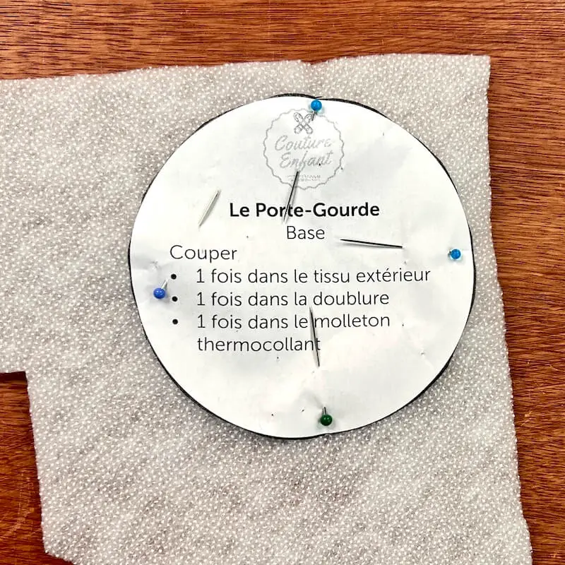 Dans le thermocollant molletonné, on découpe la pièce de la base.