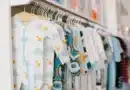 Vêtements bébé essentiels en coton bio : bodies, gigoteuse et pyjamas confortables pour le babywear responsable