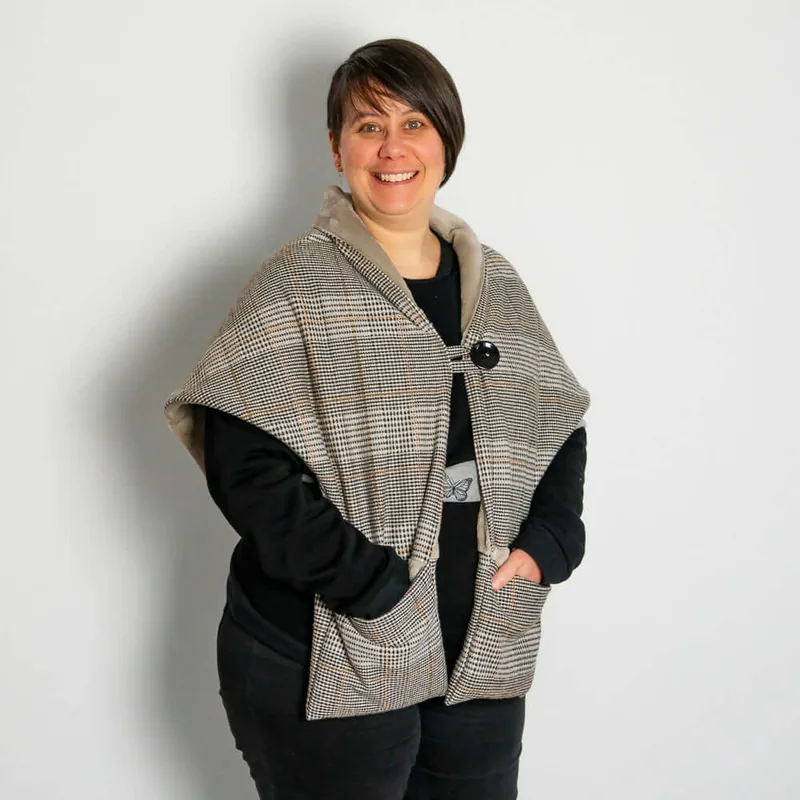 Châle avec poches - Angélique porté sur une femme souriante, patron de couture PDF à télécharger, couleur plaid.
